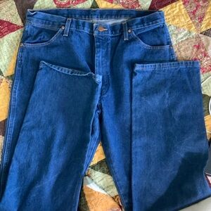 Wrangler Men's Deep Blue Relaxed Jeans